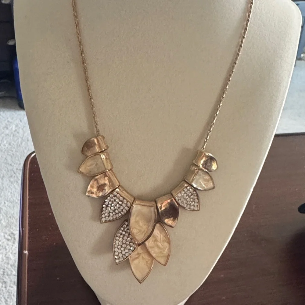 Elegant Gold and Cream Necklace - Picture 1 of 4